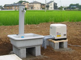 一般的な電動ポンプと水道用給水栓を設置した例です。水受けには流し台を設置しました。